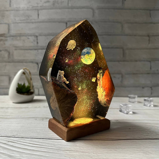 Galaxie-Nachtlicht aus Harz und Holz mit RGB-Sockel