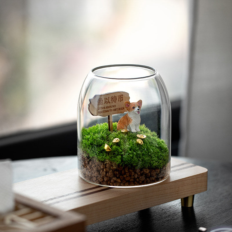 Paysage miniature en mousse avec figurine corgi