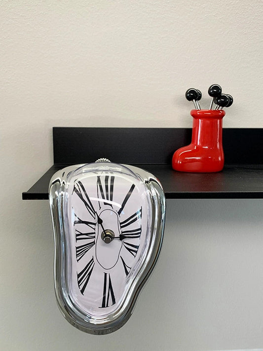 Horloge murale fondue d'angle à chiffres romains