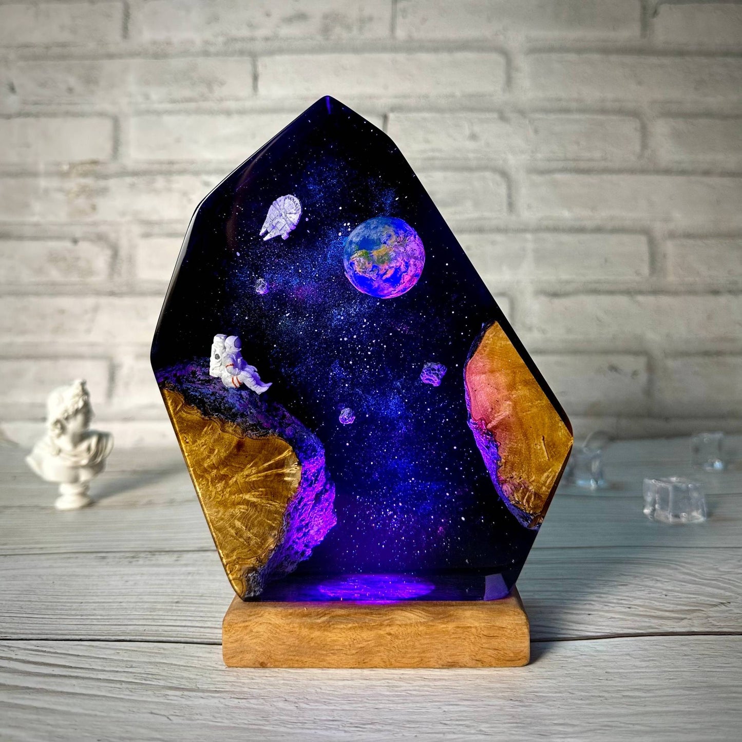 Galaxie-Nachtlicht aus Harz und Holz mit RGB-Sockel