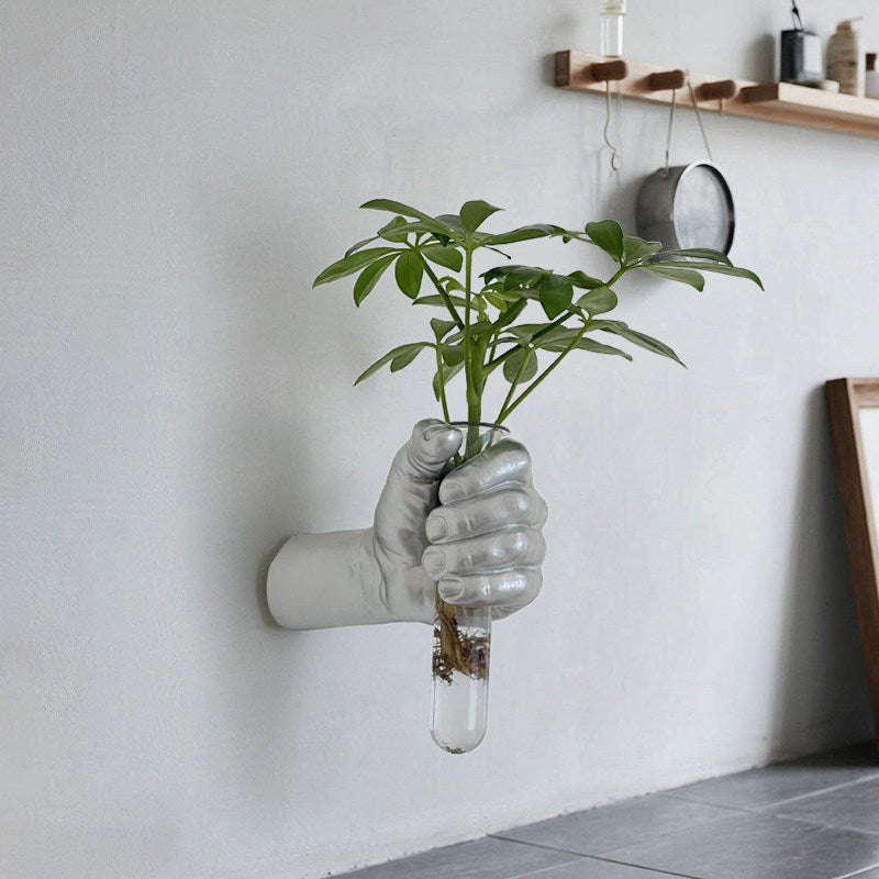 Jarrón de pared escultura mano, vidrio y metal