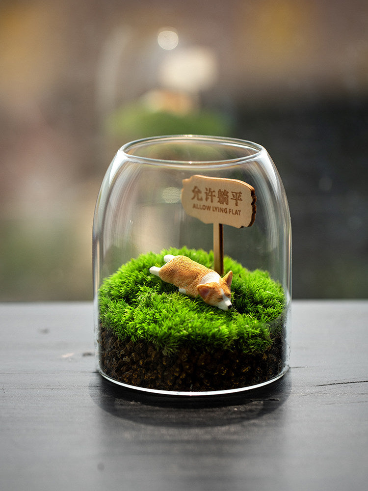 Paysage miniature en mousse avec figurine corgi