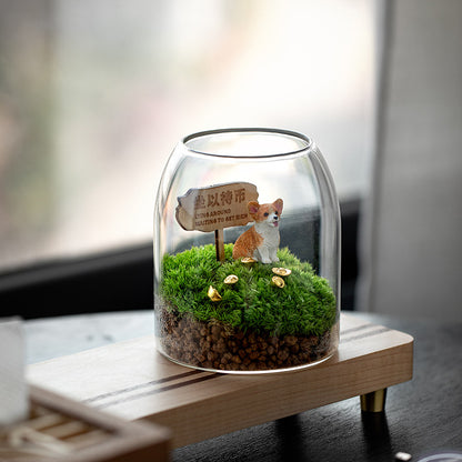 Paysage miniature en mousse avec figurine corgi