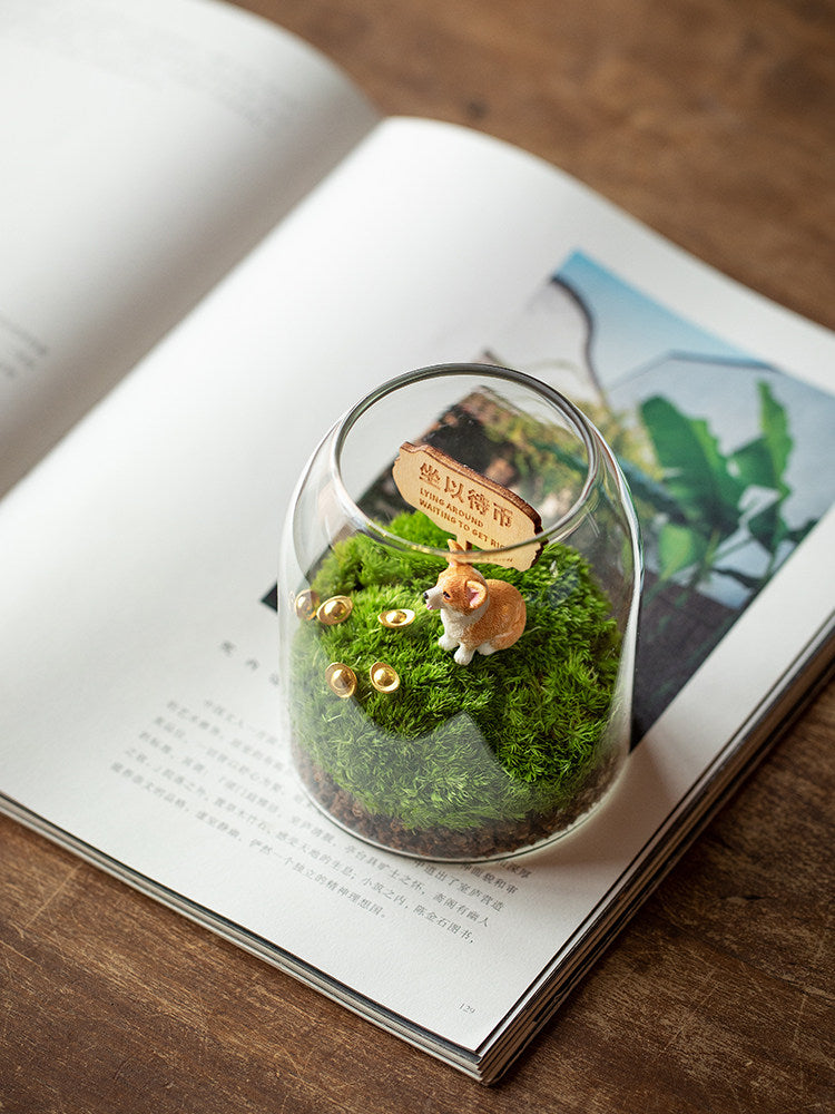 Paysage miniature en mousse avec figurine corgi