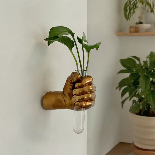 Vaso da parete scultura mano, vetro e metallo