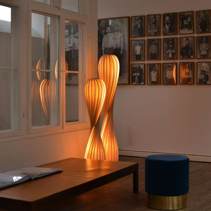 Nordische LED-Tischlampe aus Holzfurnier