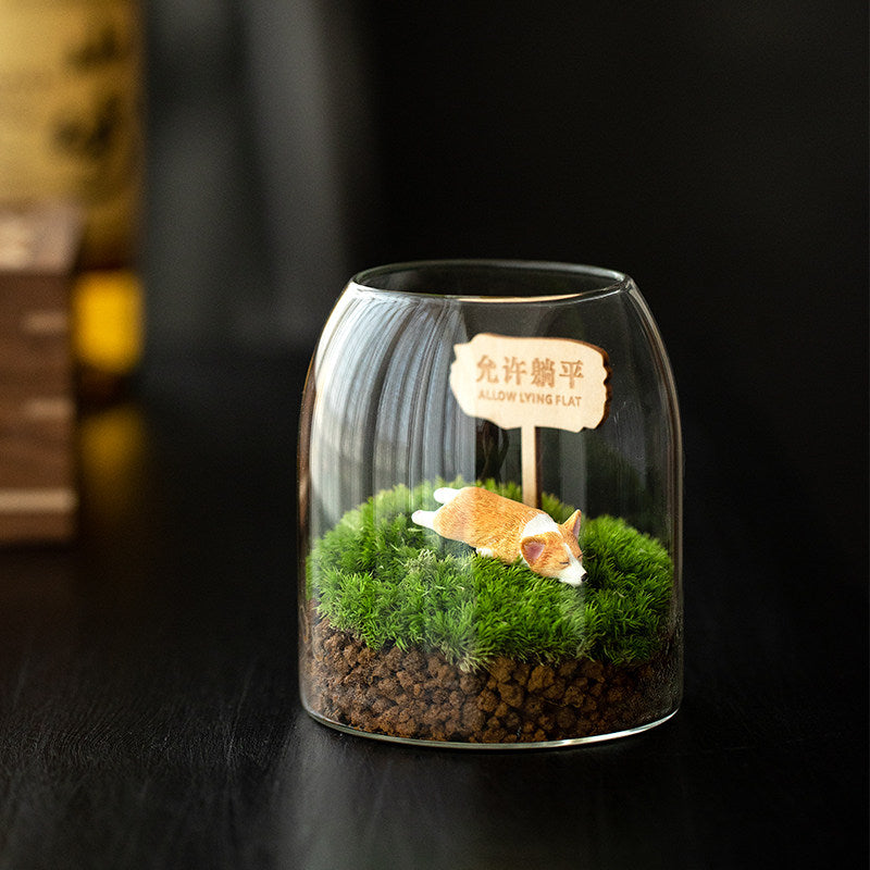 Paysage miniature en mousse avec figurine corgi