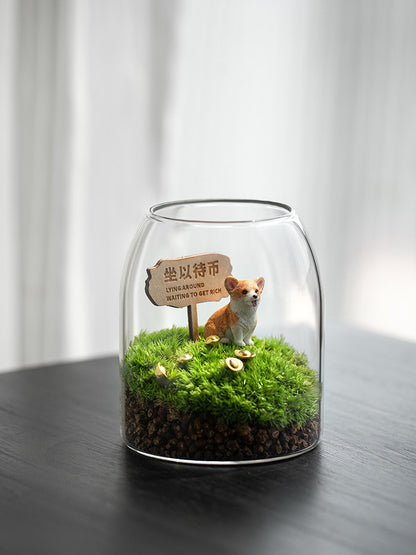 Paysage miniature en mousse avec figurine corgi