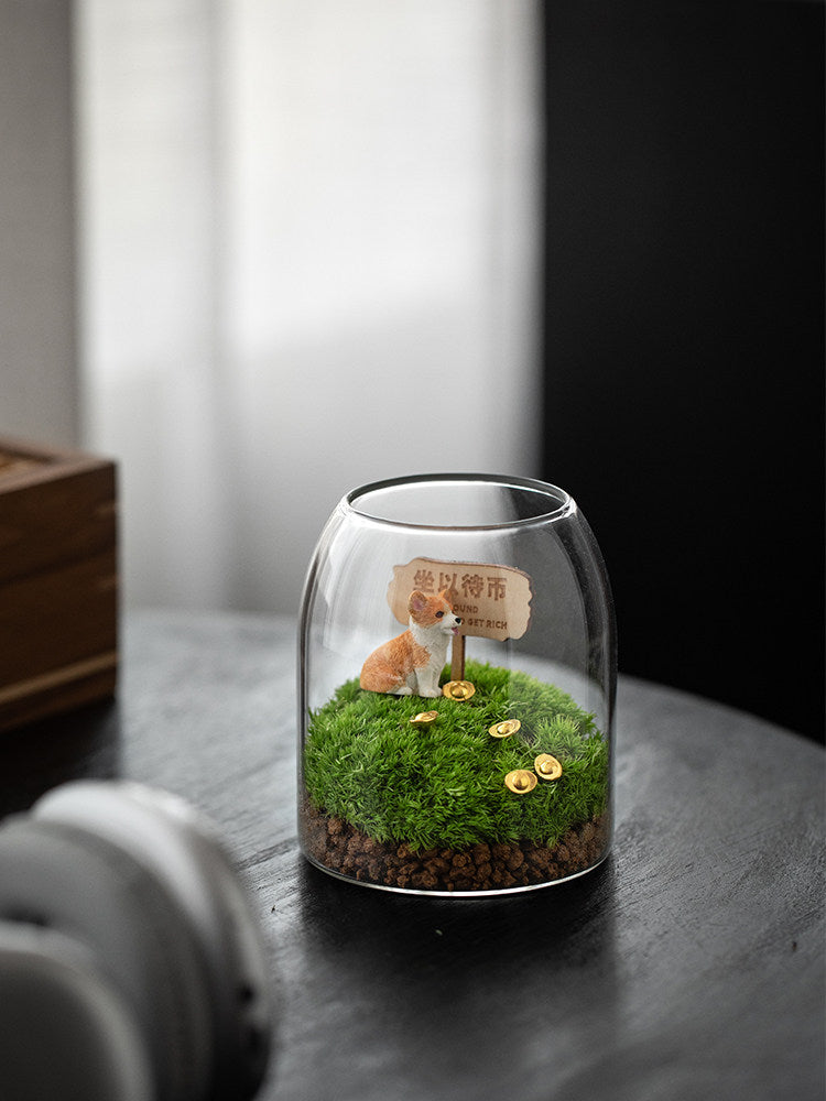 Paysage miniature en mousse avec figurine corgi